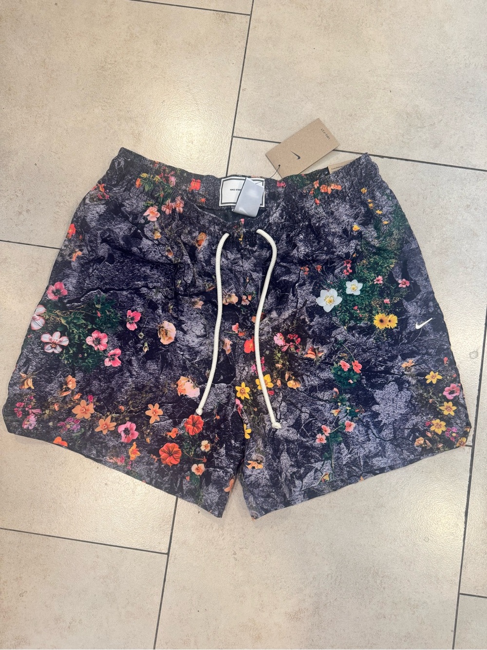 Nike Standard Issue Men's Dri-FIT 5" Mid Thigh Floral Woven Shorts Large NWT